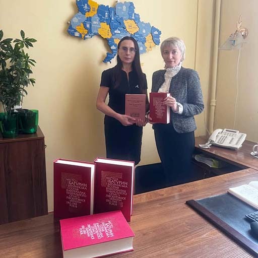 Цінний дарунок Науковій бібліотеці: видання про Пилипа Орлика та Батурин поповнили фонд